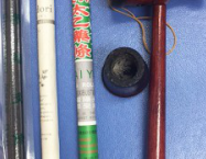 棒灸（もぐさを棒状にしたもの）とそれを固定する棒灸ヘルパー